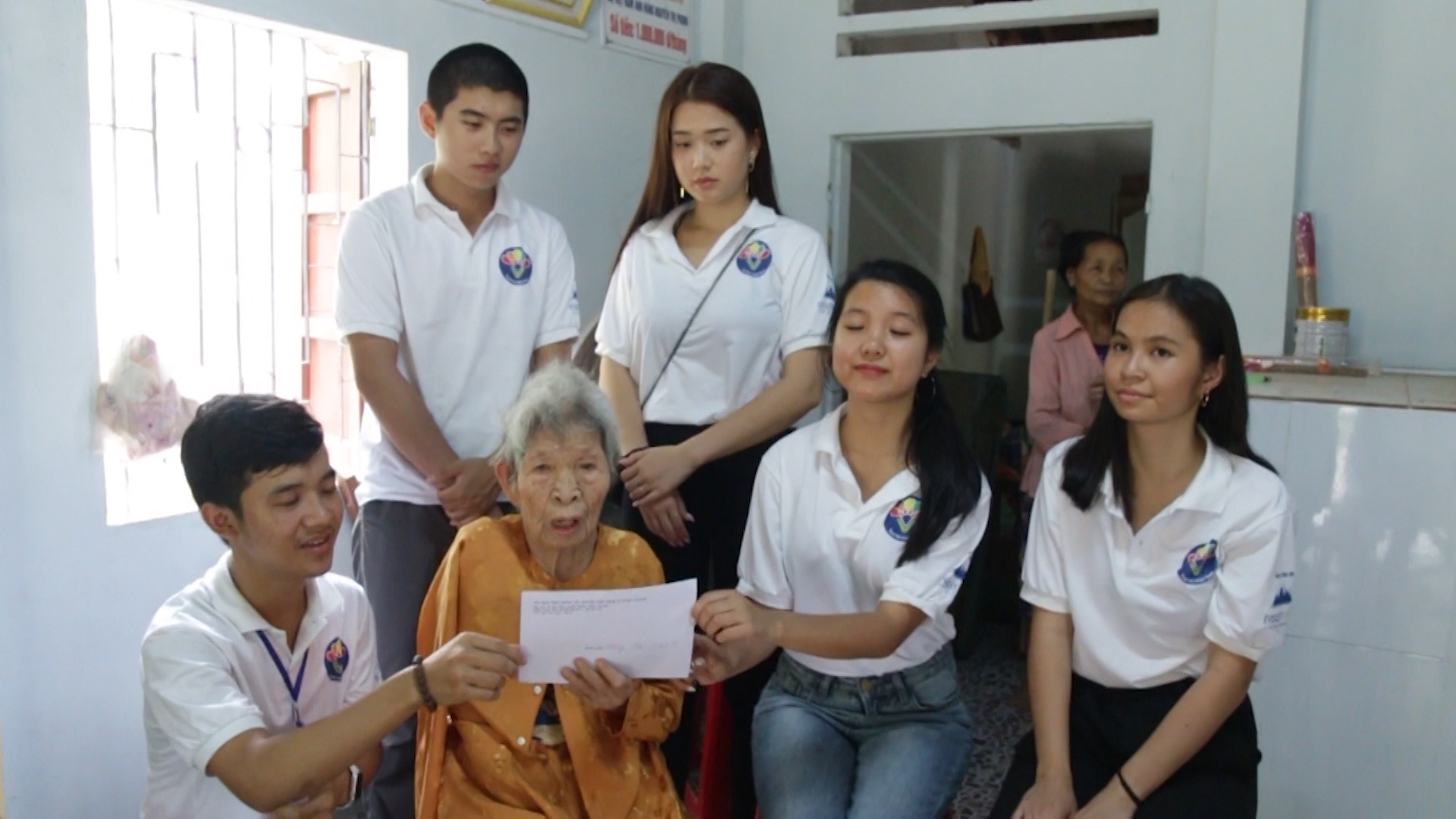 Thanh niên kiều bào thăm và tặng quà mẹ Việt Nam anh hung tại tỉnh Quảng Nam